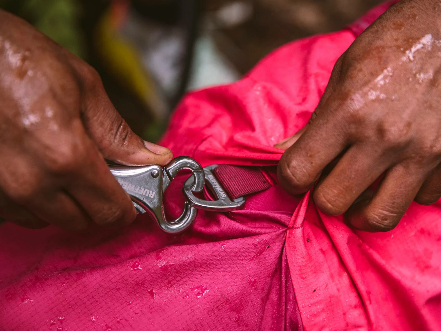 Ruffwear Sun Shower™ Regenmantel Für Hunde Hibiscus Pink 8 Ruffwear Sun Shower™ Regenmantel Für Hunde Hibiscus Pink – Bild 6