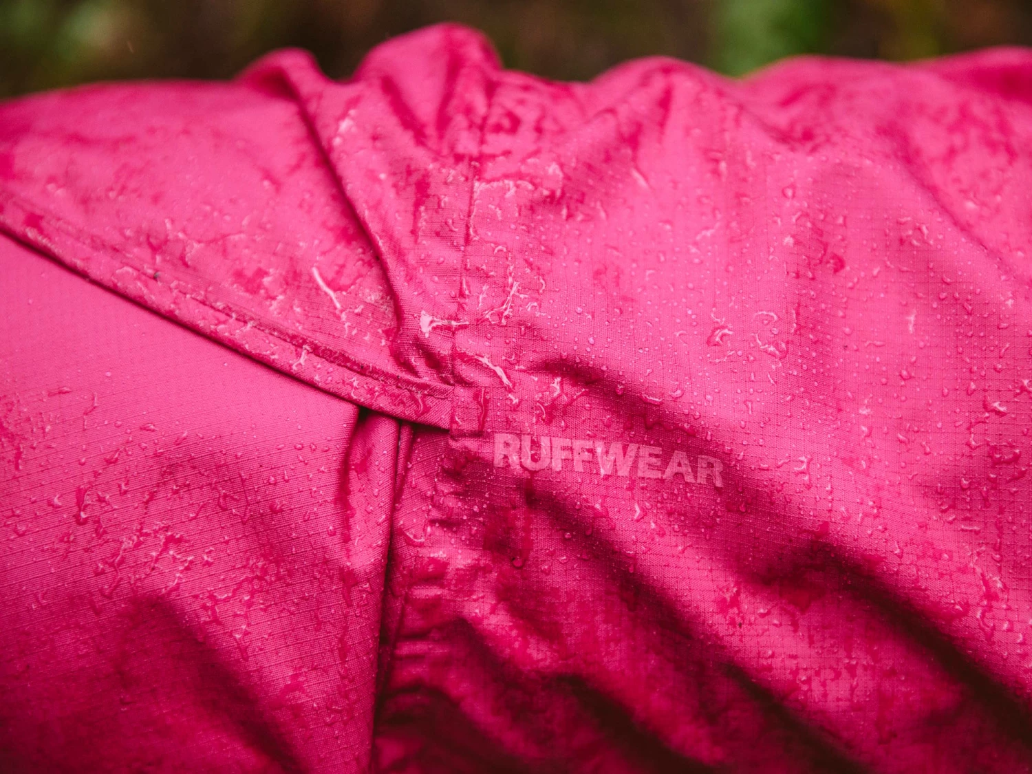 Ruffwear Sun Shower™ Regenmantel Für Hunde Hibiscus Pink 9 Ruffwear Sun Shower™ Regenmantel Für Hunde Hibiscus Pink – Bild 7