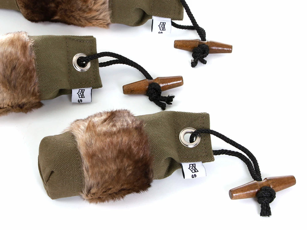 Fell Dummy Mit Wurfhilfe Oliv In Drei Größen 4 Fell Dummy Mit Wurfhilfe Oliv In Drei Größen – Bild 2