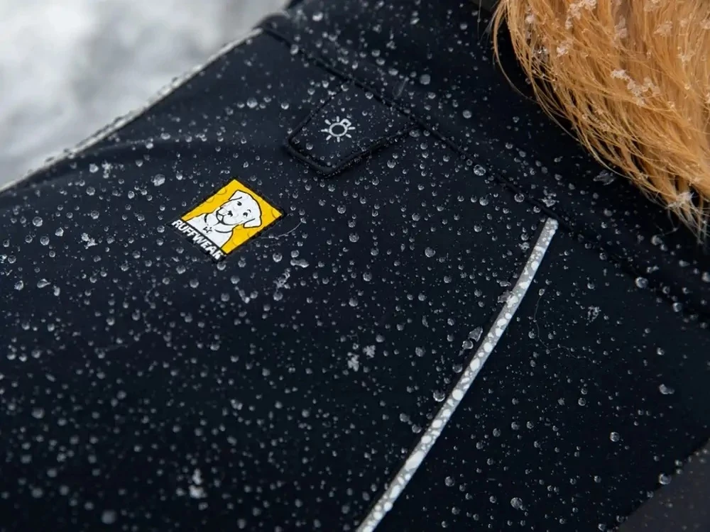 Ruffwear Cloud Chaser™ Winter Softshell Hundemantel Obsidian Black 5 Ruffwear Cloud Chaser™ Winter Softshell Hundemantel Obsidian Black – Bild 3